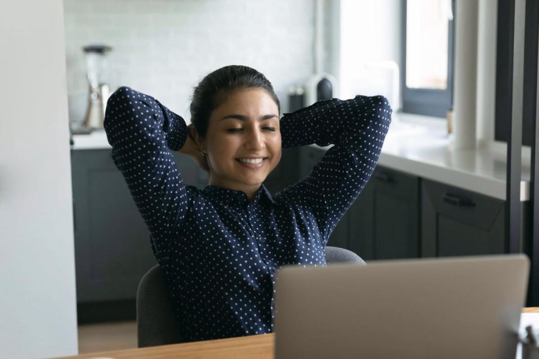 Lehrkraft arbeitet mit Lernenden an konkreten Projekten